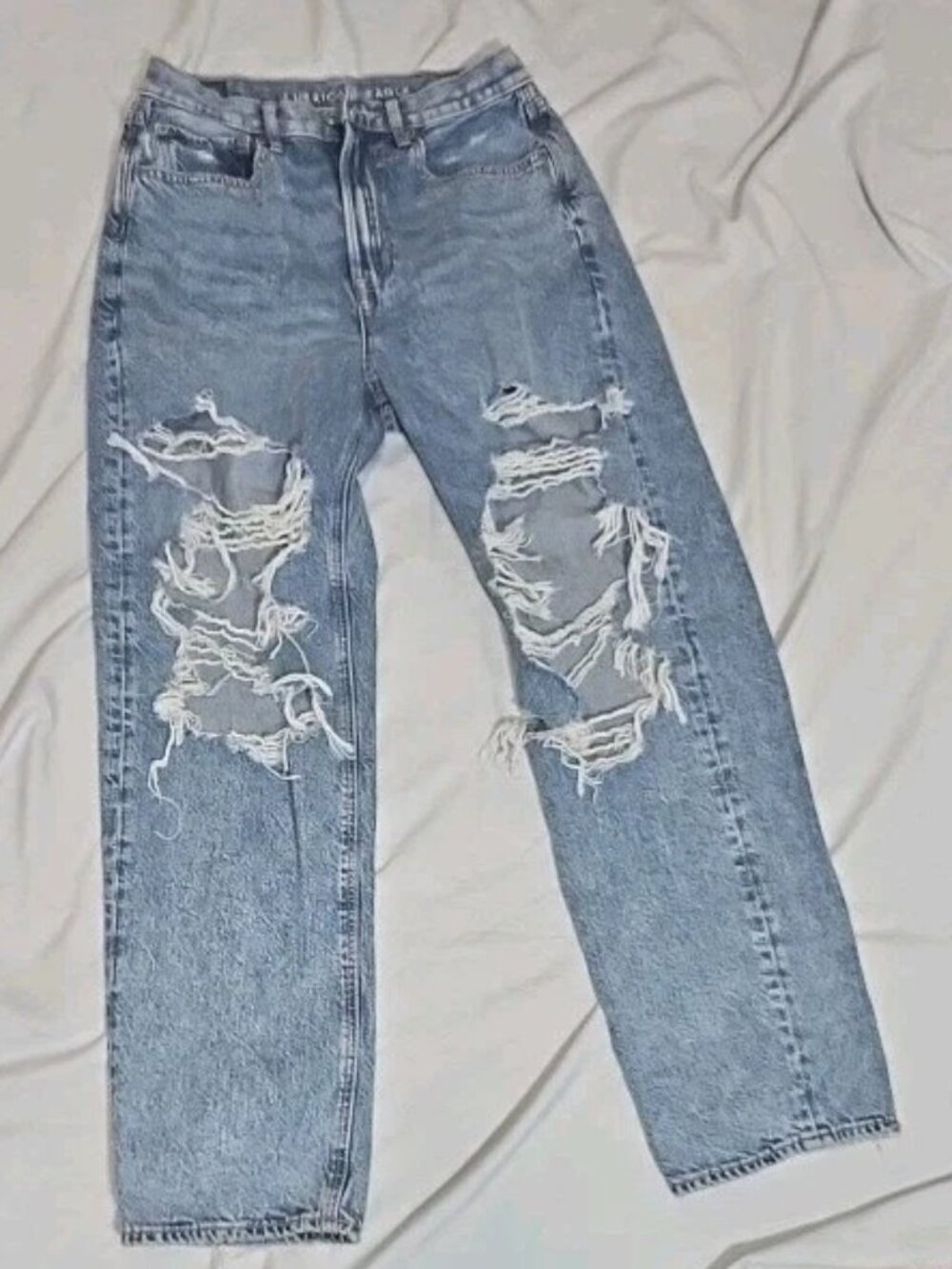 American Eagle Distressed Mom Jeans Light Wash High Waisted Denim Blue Size 6S